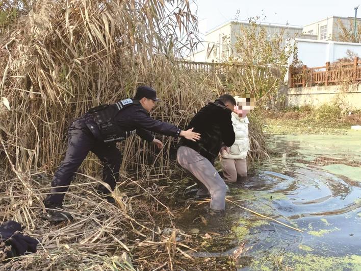 危急時刻，輔警下水勇救女子