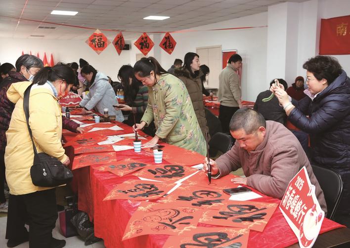 多位書法家走進(jìn)社區(qū)為居民送福