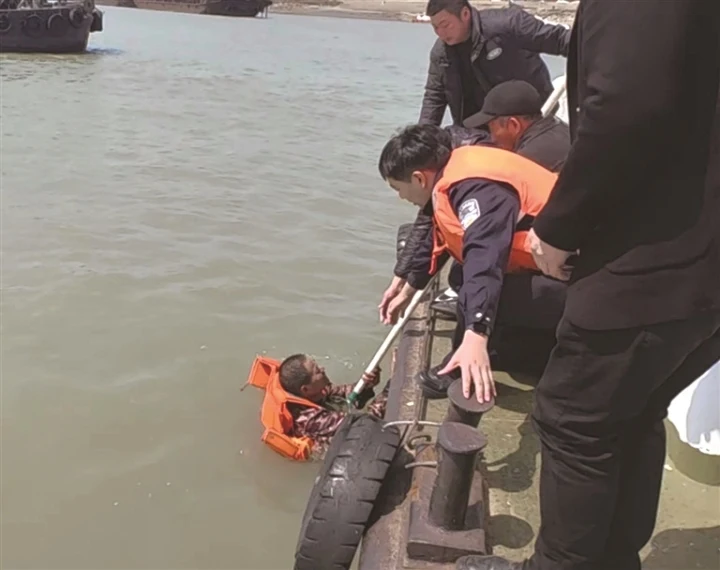 男子意外墜入江中 警民聯手緊急救起